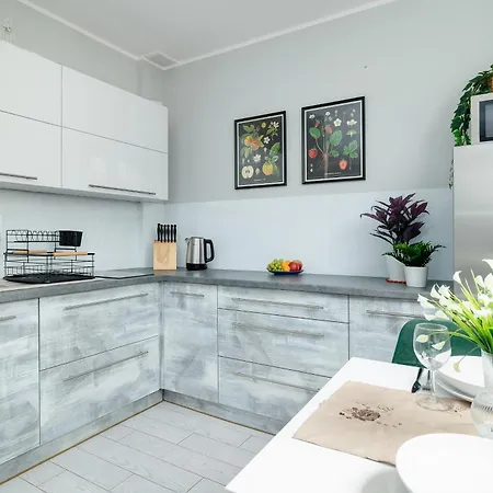 Oasis, Near The Center By Rentmonkey *